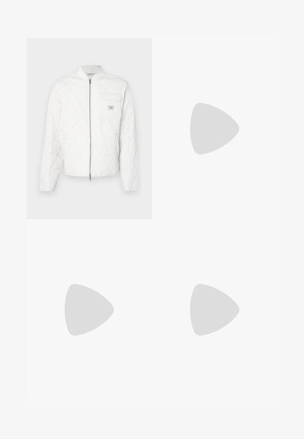 Casaco branco acolchoado com fecho de correr frontal, gola canelada e bolso de peito único com um emblema de logótipo. Textura lisa e design minimalista.; Camisa de botão de manga longa verde-escura com colarinho abotoado, bolso no peito e pequeno logótipo de pássaro amarelo bordado no bolso.; Calças de linho branco com cintura elástica, corte reto e textura suave, sem padrões visíveis ou detalhes de ferragens.; Sapatilha preta de cano baixo em pele com atacadores pretos e sola off-white, apresentada em perfil lateral sobre fundo branco.