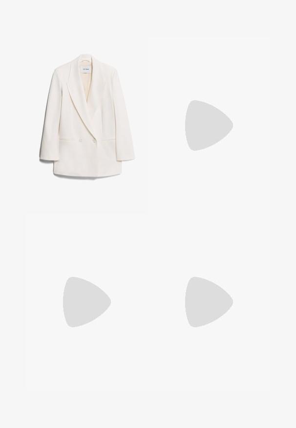 Blazer bianco doppiopetto con ampie revers, due tasche frontali e texture liscia. L'etichetta riporta "IVY OAK".; T-shirt bianca a maniche corte in cotone con design a girocollo. Tessuto liscio e taglio dritto, senza motivi o accenti.; Pantaloni grigi a gamba larga realizzati in un morbido tessuto testurizzato. Presentano una vita alta e nessuna ferramenta o decorazione visibile.; Mocassino in pelle bianca con suola platform nera chunky, caratterizzato da una fibbia rettangolare argentata e dettagli di cucitura visibili sulla parte superiore.