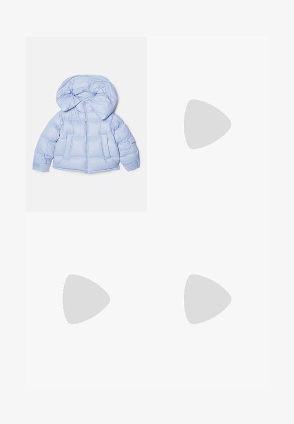 Világoskék puffdzseki nagy kapucnival, cipzáras záródással és steppelt mintázattal. Két elülső zsebbel és rugalmas mandzsettákkal rendelkezik a kényelmes illeszkedés érdekében.; Cinq à Sept KEREN - Pulóver - navy/ivory; Világoskék, közepes hosszúságú, sima, könnyű anyagból készült szoknya, egyenes szabással, elülső gombos zárással és húzózsinórral rendelkezik az alsó szegélyén.; Fekete bőr balettcipő lekerekített orral, sima tekstúrával, minimális varrással és rugalmas talp kialakítással.