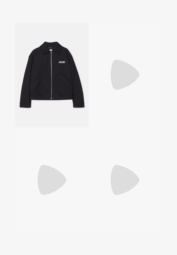 MOSCHINO LONG JACKET - Kevyt takki - black; Valkoinen puuvillapaita, jossa on musta- ja hopeavärinen graafinen logo, joka muistuttaa nauhaa. Lyhyet hihat ja pyöreä pääntie.; Musta räätälöity lahje leveällä leikkauksella, jossa on sileä pinta ja terävät taitteet, valmistettu kudotusta kankaasta.; Mustat ja laivansiniset lenkkarit, joissa on mokkamateriaali ja verkko, paksu pohja ja näyttävä leikkaus "M"-yksityiskohta sivulla.