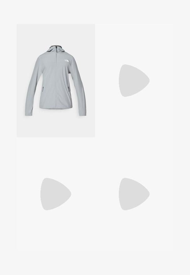 The North Face MOUNTAIN ATHLETICS HOODED JACKET - Giacca a vento - monument grey; Peak Performance ORIGINAL CREW-BLACK-OFFWHITE - Felpa - limit green; Pantaloni sportivi neri realizzati in tessuto leggero, con vita regolabile con cordino, tasche laterali e orli affusolati alle caviglie.; Scarpa sportiva nera con tomaia testurizzata, accenti grigi, dettagli riflettenti e una suola spessa bianca con marchio Vibram.