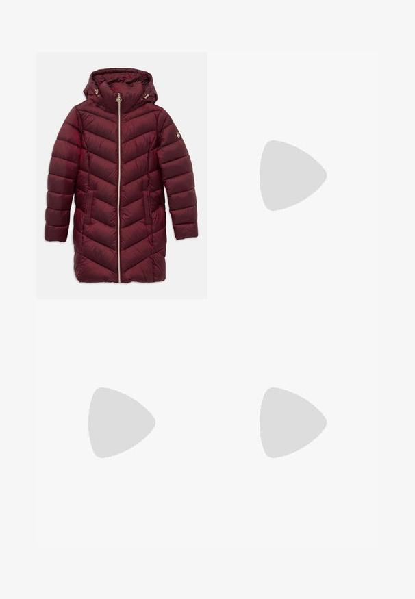 Duga vino crvena ušivena puffer jakna s kapuljačom, prednjim zatvaračem, bočnim džepovima i logotipom na lijevom rukavu.; Crna majica bez rukava s šarenim uzorkom lica Hello Kitty i crvenim srcima. Izrađena je od glatkog materijala s okruglim izrezom.; Crne hlače od glatkog materijala s visokim strukom, širokim nogavicama, prednjim pregibima i klasičnim petljama za remen. Nema vidljivih bočnih džepova.; Crne kožne baletanke s špicastim nosom, s remenom s okruglom metalnom kopčom i ravnim potplatom.