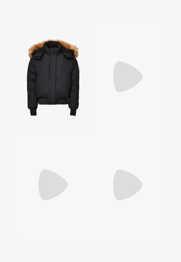 Schwarze, gepolsterte Winterjacke mit einer abnehmbaren Fellkapuze, durchgehendem Reißverschluss und zwei seitlichen Taschen. Mit gerippten Bündchen und Saum.; Schwarz-weiße gerippte Tanktops mit asymmetrischem Ausschnitt; weicher Baumwollmischungsstoff; taillierte Passform; keine sichtbare Hardware oder Muster.; Hellblau weite Jeans aus Denim, mit hoher Taille, fünf Taschen-Design und subtilen Ausbleichungen für einen eingesessenen Look.; Weiße Plateausneaker aus glattem Kunstmaterial, mit runder Zehenform, Schnürdesign und einer strukturierten Gummisohle. Schwarzer Fersenakzent.