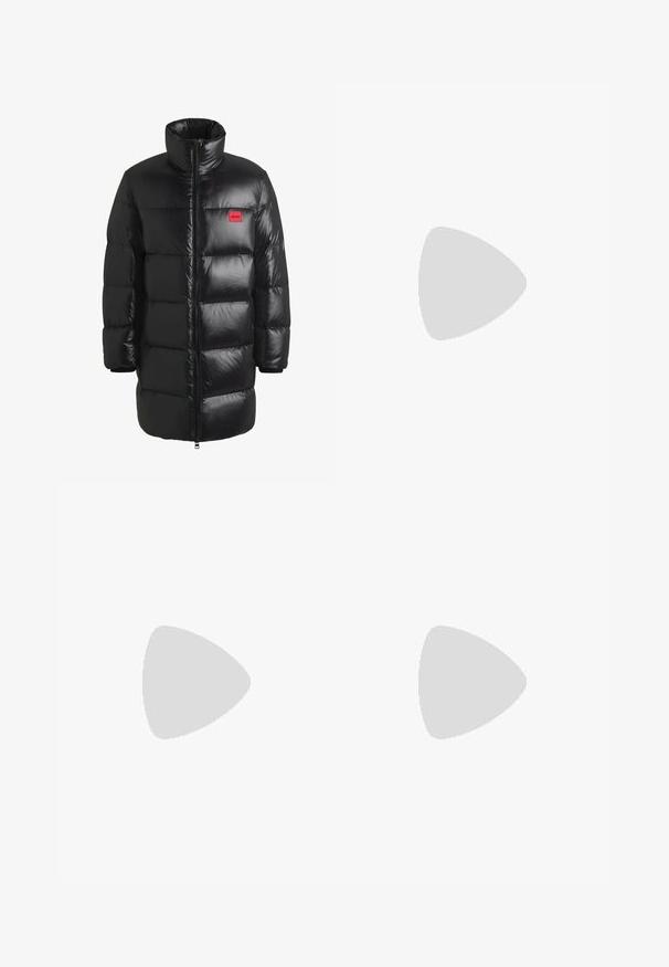 HUGO Donsjas - black one; Twee T-shirts gestapeld: één witte en één zwarte. Korte mouwen, ronde halslijnen, van katoen. Heeft een klein blauw logo op de halslijn.; Bruine geruite broek met een wijde broekspijp ontwerp, voorzien van voorplooien en een soepele tailleband. Gemaakt van een genuanceerde stof.; Zwarte leren sneaker met een gestructureerde bovenkant, gevoerde kraag en rode logo-details. Heeft een dikke rubberen zool met een opvallend loopvlakpatroon.