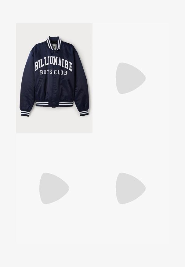 Marine bomberjack met witte "BILLIONAIRE BOYS CLUB" tekst, gestreepte ribgebreide manchetten, drukknoopsluitingen en zijzakken. Satijnen afwerking.; Witte katoenen t-shirt met korte mouwen, met de tekst "United By Rhythm" in zwart en blauwe graphics op de borst. Rond halsontwerp.; Marineblauwe katoenen chinos met een rechte snit, voorzien van een sluiting met een knop aan de voorkant, twee zijzakken en een minimalistisch ontwerp.; Witte sneaker met een gevoerd leren bovenwerk, beige veters en een gestructureerde beige suede hieltab. Verhoogde zool voor extra hoogte.
