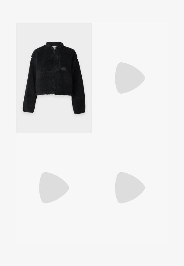 Jachetă de fleece neagră cu guler înalt, design cropped, mâneci lungi, buzunar frontal și țesătură texturată. Prezintă un logo pe piept.; Tricou cu mânecă scurtă pentru bărbați, de culoare bej deschis. Oferă un guler rotund, o croială normală și o textură de țesătură din bumbac fin. Design simplu.; Pantaloni cargo verde măsliniu din bumbac, cu un design cu picioare largi, buzunare frontale și închidere cu buton la talie.; Adidași din suede bej cu dungi albe, talpă din cauciuc și vârf rotund. Asortați cu o pereche de blugi largi, arătând un pantalon drept și țesătură albastră.