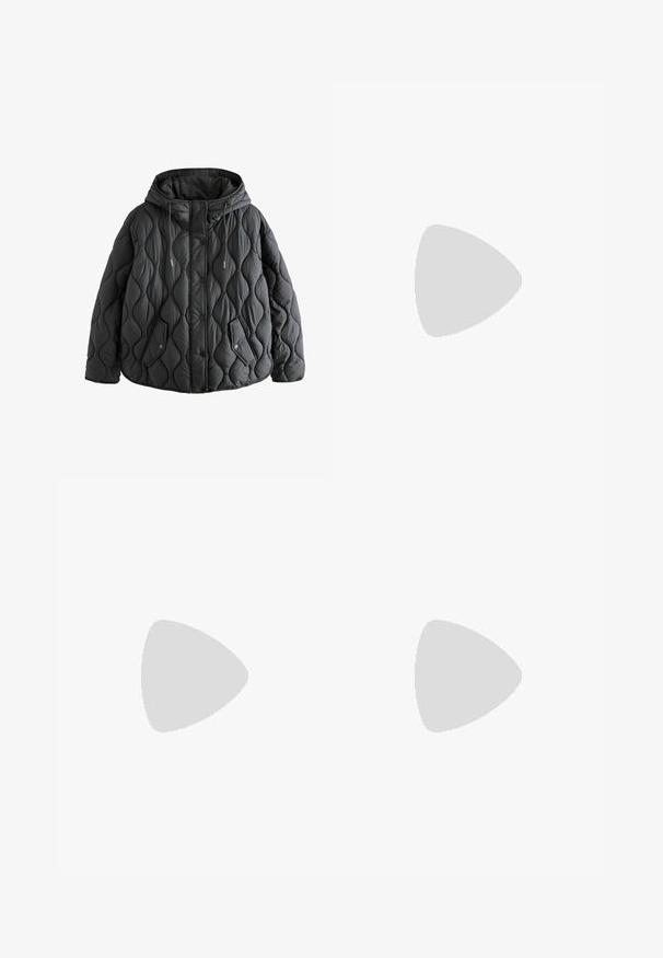 Kvätsad svart pufferjacka med huva, med knappstängning, dragsnören och två sidfickor. Texturerat vågmönster över hela jackan.; Svart ärmlös topp gjord av ett texturerat, glittrande tyg. Har en rund halsringning och en figurnära design utan dekorationer.; Ljusblå vida jeans i denim med hög midja, fem fickor och knäppning med knapp. Har minimala sömmar.; Ljusblå slidesandal i mjuk gummi med en präglad logotyp på remmen och en platt, texturerad sula.; Svart läder tote-väska med en mjuk, sluttande design, breda handtag och slät yta. Ingen synlig hårdvara eller utsmyckningar.