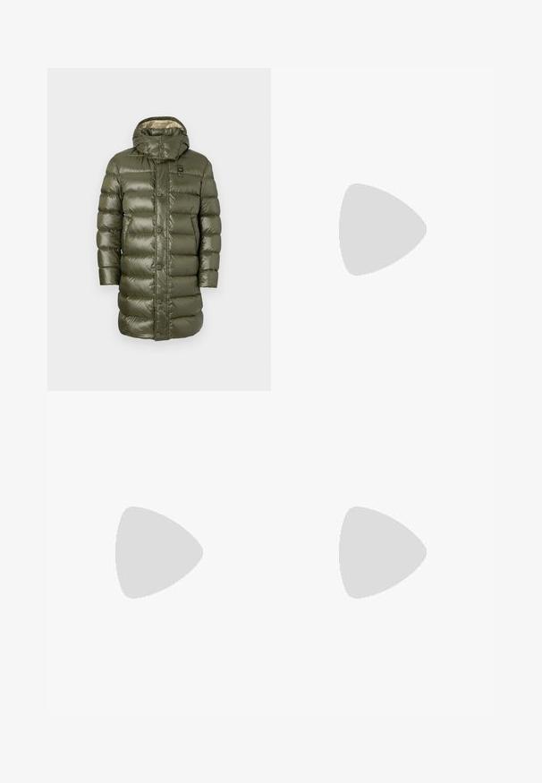 Oliivinvihreä puffatakki, jossa on kiiltävä pinta, huppu ja suuret tikatut paneelit. Kiinnitys napilla, kevyttä, eristyksellistä suunnittelua.; Ruskea puuvillapaita, jossa on pyöreä pääntie, lyhyet hihat ja musta teksti "SAMSE SAMSE COPENHAGEN" edessä.; Vaaleansiniset denim-farkut suoran leikkauksen, viiden taskun muotoilun ja kontrastivärisen ompelun kanssa. Kangas on pehmeä ja siinä on hieno haalistuminen.; Ruske kožne brodske cipele sa detaljima šivanja, vezivanjem, i čvrstim gumeni đonom s teksturiranim uzorcima za prianjanje.