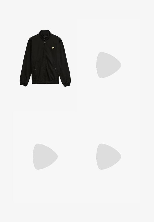 Čierna nylonová bunda na zip s vysokým golierom, elastickými manžetami, dvoma prednými vreckami a malým žltým logom na prsiach.; Lyle & Scott Polokošeľa - crafted blue; Čierne bavlnené jogger nohavice s elastickým pásom, šnúrkou na stiahnutie a rebrovanými manžetami. Na ľavom stehne sa nachádza malé žlté logo.; Biele kožené tenisky s hladkým povrchom, disponujú klasickým šnurovacím dizajnom, perforáciami na priedušnosť a textúrovanou gumovou podrážkou.
