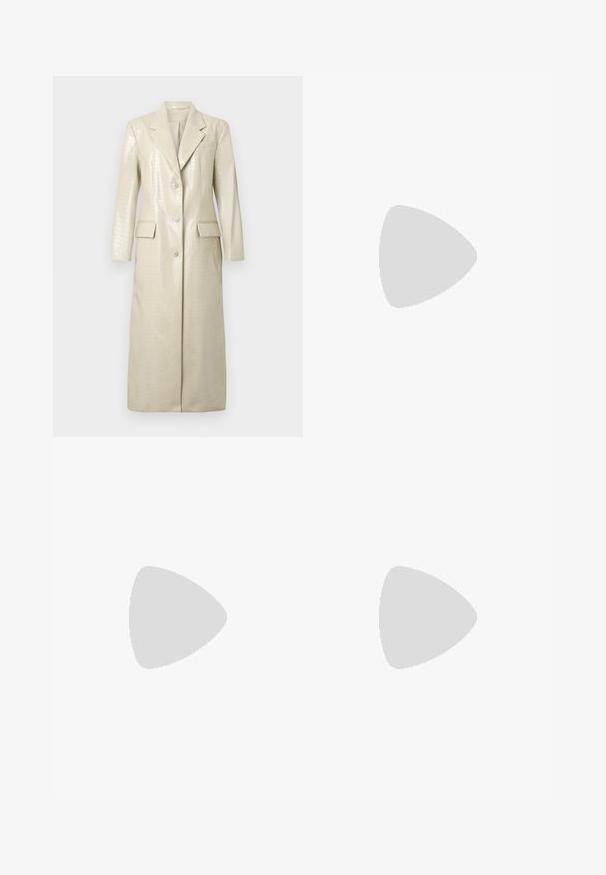 Krokodillemønster imiteret læder lang frakke, lys beige, med klapkrave, to frontlommer og knaplukning. Glat, skinnende tekstur.; Lys grøn plisseret camisole med V-hals og tynde skulderstropper, der har en flared, sammensamlet kant for ekstra volumen.; Bredde bukser i mørkegrå stof. Har en skræddersyet talje med bæltesløjfer, glat tekstur og minimale syninger som detaljer.; Sorte ankelstøvler lavet af glossy materiale med firkantet tå og spidse hæle, sat mod en skinnende sølv tuftet baggrund.