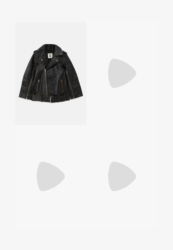 Giacca moto in pelle nera con ampio colletto, chiusura con zip, più tasche e cuciture a contrasto in marrone. Presenta una vita con cintura.; Camicia con bottoni e maniche lunghe, caratterizzata da righe verticali bianche, azzurro chiaro e rosa chiaro. Tessuto leggero con colletto.; Jeans neri a gamba larga realizzati in denim, con design a cinque tasche, chiusura con bottone e dettagli in metallo. Tessuto testurizzato con una finitura liscia.; Stivale alla caviglia in pelle nera con finitura lucida, punta tonda, tacco basso a blocco e dettagli di cucitura marrone a contrasto. Texture liscia e design elegante.
