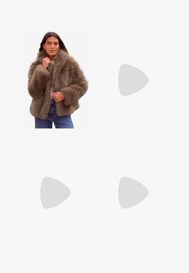 Faux-Fur-Jacke in einer sanften Braunnuance, ausgestattet mit einem breiten Kragen, voluminösen Ärmeln und einer entspannten Passform, ergänzt durch ein leichtes Innenfutter.; Gekürzter weißer Hoodie mit Kordelzugkapuze, geprägtem "GAP"-Logo, gerippten Bündchen und grünem Akzentetikett am Saum. Weiche, glatte Textur.; Hellblaue weite Jeans aus Denim, mit hoher Taille, fünf Taschen, Knopfverschluss und dezentem Verblassen für Textur.; Schwarze Leder-Loafer mit goldfarbener Hardware. Der Schuh zeichnet sich durch ein elegantes Design und eine glatte, glänzende Oberfläche aus.; Schwarze, oversized Sonnenbrillen mit ovalen Gläsern, glattem Kunststoffrahmen und goldenen Akzenten an den Bügeln. Die dunklen Gläser bieten Sonnenschutz.