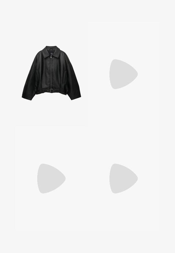 Schwarze Lederjacke mit weitem Kragen, Reißverschluss, Seitentaschen und tailliertem Gürtel. Verfügt über eine lockere Passform und eine strukturierte Oberfläche.; Schwarzes V-Ausschnitt-T-Shirt aus weichem, leichtem Stoff. Kurze Ärmel und ein schlichtes Design ohne Muster oder Akzente.; Schwarze, weite Hose aus glattem Material, ausgestattet mit vorderen Falten, einem Knopfverschluss und einem maßgeschneiderten Design für eine strukturierte Silhouette.; Schwarze Lackleder-Ankle Boots mit weißen Nähten, abgerundeter Zehe und Blockabsatz. Besitzt geschwungene Designlinien und eine glatte Textur.; Schwarze Plastiksonnenbrille mit grünen Gläsern, quadratischen Rahmen, silbernem Akzent auf der Augenbraue und strukturierten Bügeln. Angegebene Marke auf dem inneren Bügel.