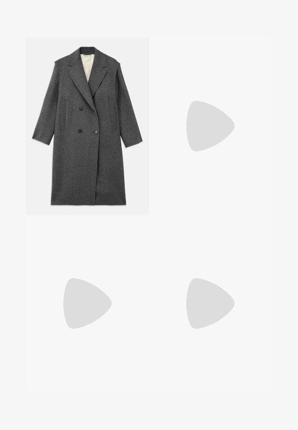 Casaco de lã cinza com frente de duplo peito, grandes lapelas notch e dois bolsos verticais. Forro interior liso, forma ajustada.; T-shirt branco de algodão com mangas curtas, um corte descontraído e um decote em V com uma tira com cinco botões decorativos.; Calças largas de ganga escura com cintura alta, fecho frontal de cinco botões e costura em dourado contrastante. Apresenta grandes bolsos frontais.; Bota ankle preta em pele com uma textura suave, bico fino e um salto alto robusto. Apresenta uma abertura lateral e um design minimalista.