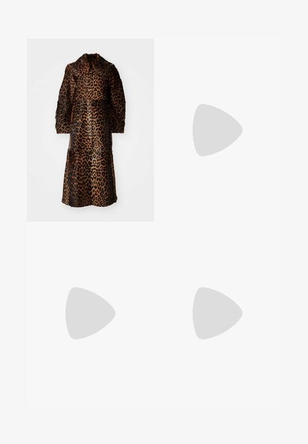 By Malene Birger RAFAIA brązowy; Rodebjer - Bluzka z długim rękawem; Jasnoszare spodnie w szerokim kroju, wykonane z gładkiego, teksturowanego materiału. Posiadają boczne kieszenie oraz dopasowany fason z prostym krojem.; Czarne skórzane botki za kostkę z ostrym noskiem i masywnym kwadratowym obcasem. Gładka faktura z bezszwowym designem i minimalnym przeszyciem.