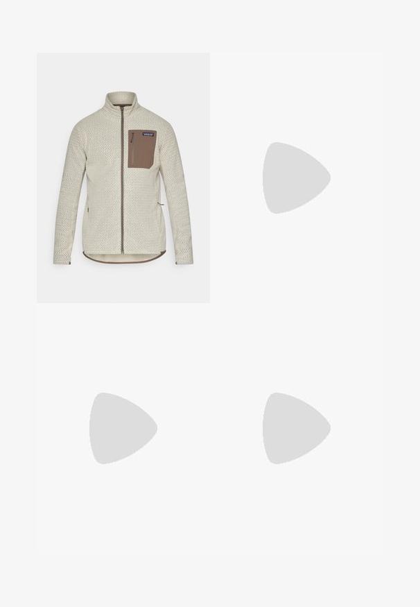 Svijetlosmeđa jakna s teksturiranim uzorkom, smešano zatvorenim džepom na prsima i kontrastnim smešanim detaljima na zatvaraču. Dugi rukavi, stojeći ovratnik.; Bežna majica dugih rukava marke Patagonia s malim plavim i crvenim logotipom na gornjem lijevom prsnom dijelu, sa stiliziranim dizajnom i tekstom.; Bež hlače s patentnim zatvaračem i glatkom teksturom, s dva bočna džepa, dugmetom za zatvaranje i preklopnim manžetama za svestranost.; Planinarska obuća u maslinasto zelenoj i crnoj boji s ružičastim akcentima. Ima teksturirani gornji dio, fleksibilnu podlogu, ojačan vrh i šareni sustav vezanja.