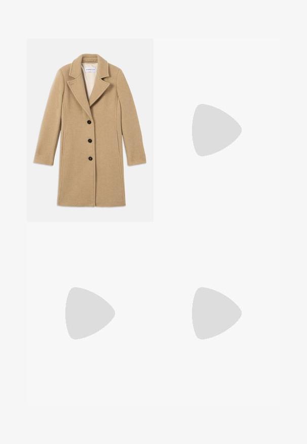 Beige Wollmantel mit Reverskragen, vier schwarzen Knöpfen und langen Ärmeln. Glatte Textur mit klaren Linien und taillierter Passform.; Tiger of Sweden MILLAN - Langarmshirt - seashell; Schwarze weit geschnittene Hose aus Denim-Stoff. Verfügt über eine eng anliegende Taille, Vordertaschen und einen Knopfverschluss. Glatte Textur mit minimaler Ausstattung.; Weiße Leder-Pumps mit spitz zulaufender Zehe, Knöchelriemen und schlanker Stiletto-Absatz. Glatte Oberfläche mit dezent glänzendem Finish.; Braune Wildleder-Handtasche mit strukturiertem Design, abgerundeter Form und länglichen, diamantförmigen Griffen. Mit einem silbernen Metallverschluss ausgestattet.