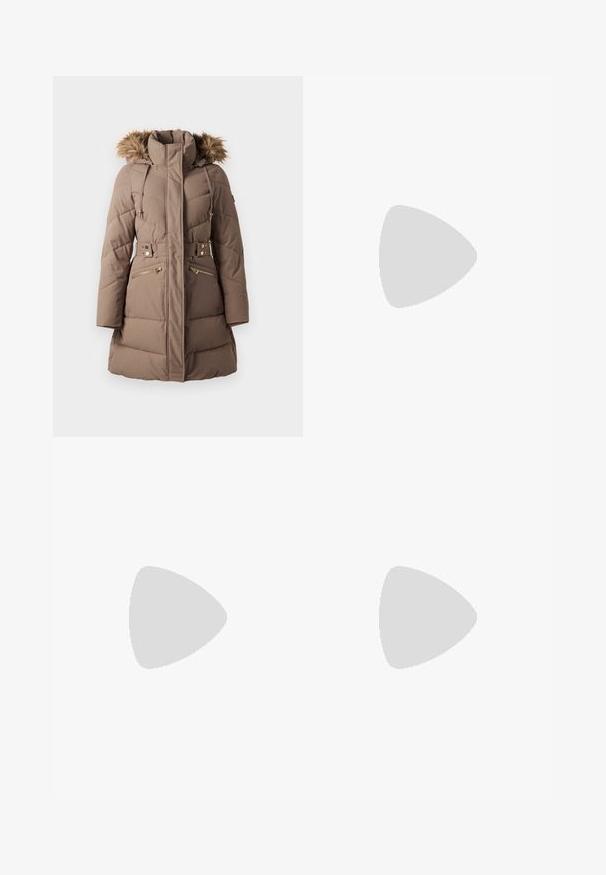 Taupe zimní kabát s polstrováním, kapucí lemovanou kožešinou, vysokým límcem, páskem v pase a zipovými předními kapsami na bílém pozadí.; Bavlněné tričko s horizontálními námořnickými pruhy na bílém pozadí. Na hrudi je výšivka "Tommy Hilfiger" v kurzívě. Kulatý výstřih.; Záhybová bílá sukně s černým elastickým pasem s logem "LACOSTE". Suška je střední délky a má jemnou texturu.; Bílé kožené tenisky s tlustou bílou podrážkou, černým semišovým akcentem na patě a vyraženým logem na boku. Šněrovací design se šesti očka.