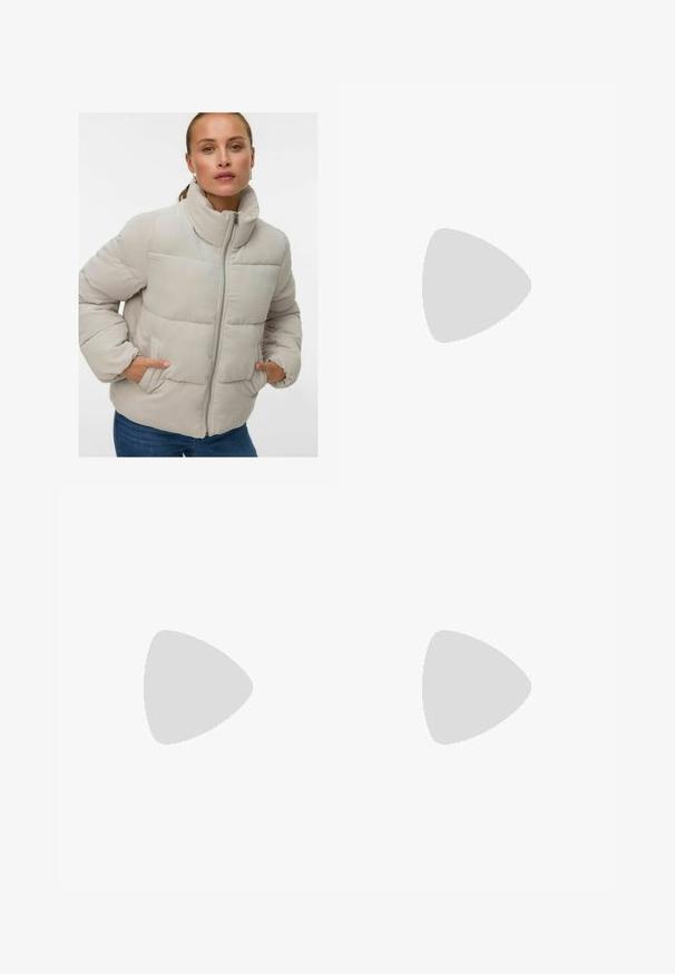 Světlé šedé kordurové pufovací sako s vysokým límcem, předním zipem a bočními kapsami. Má prošívané části a žebrovanou texturu.; Světle béžová žebrovaná tílko s výstřihem do V, vypasovaným střihem, širokými ramínky a bezešvým lemem, vyrobené z měkké, pružné tkaniny.; Žebrované legíny v béžové barvě, s vysokým pasem a přiléhavým střihem. Hladká textura, zúžené nohavice a manžetové lemy.; Bílé sportovní boty s texturovaným síťovaným svrškem, polstrovaným límcem a robustní podrážkou. Zahrnují logo na boku a šněrování.