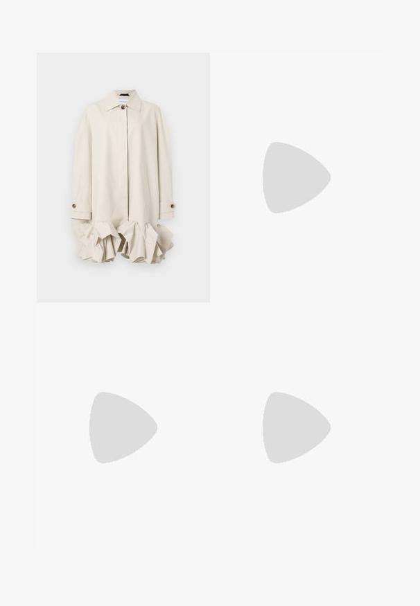 Beige trench coat dengan desain terstruktur, menampilkan hem ruffle, kerah besar, penutupan kancing, dan saku samping.; Mustat ja harmaat ilmanhihaiset neulepaidat, joissa on suuria mustia pilkkuja vaaleanharmaalla taustalla. Ribbikuvioitu kaula-aukko ja helma.; Musta hame, joka on valmistettu sileästä kankaasta ja jossa on suurikokoinen roikkuva muotoilu yhdellä puolella, luoden korkean ja matalan helman.; Puffer-takki ruskealla ja mustalla kuviolla, yhdistettynä ruskeaan käärmeennahkakuosiseksi mini-hameeseen, mustiin polvimittaisiin saappaisiin ja pieneen mustaan laukkuun.