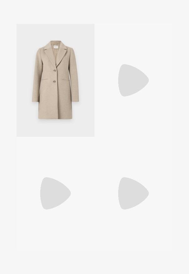 Bež villasegu kapuutsiga, kohandatud siluetiga, sakiliste kraedega, kahe nööbiga kinnitusega ja küljetaskutega. Sile tekstuur, minimalistlik disain.; TOM TAILOR DENIM V NECK - Džemper - deep black; Tumed sinised püksid, valmistatud pehmest, elastsetest kangast. Omab lamefronti, vöökohtade silmuseid ja kitsast, ahenevat jala lõiget.; Kohvitan värvi nahast kingad, millel on tekstureeritud pind, ümar varvas ja paksud, soonilised tallad. Kinnised ja õmbluste detailid täiustavad disaini.