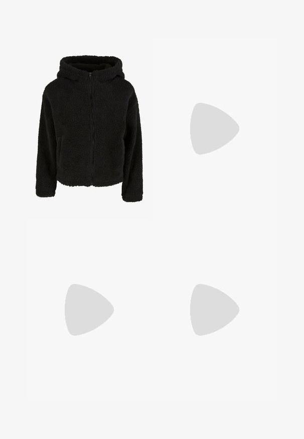 Fekete bolyhos dzseki kapucnival, cipzáros elülső résszel, texturált anyaggal és bordázott mandzsettával. Lazán elegáns dizájn, rövidített aljjal.; Fekete, rövid ujjú, pamut crop póló. Kerek nyakkivágással rendelkezik. Simára készült textúrája van, egyszerű dizájn, nincs rajta további minta.; Fekete, széles lábú nadrág elülső rakással, gombos záródással és sima felülettel. A dizájn magas derekú és hosszú lábú.; Fehér Nike Air Force 1 cipők sima bőr felsőrésszel, perforált orr résszel, fehér fűzőkkel és fekete márkázással a nyelvén.