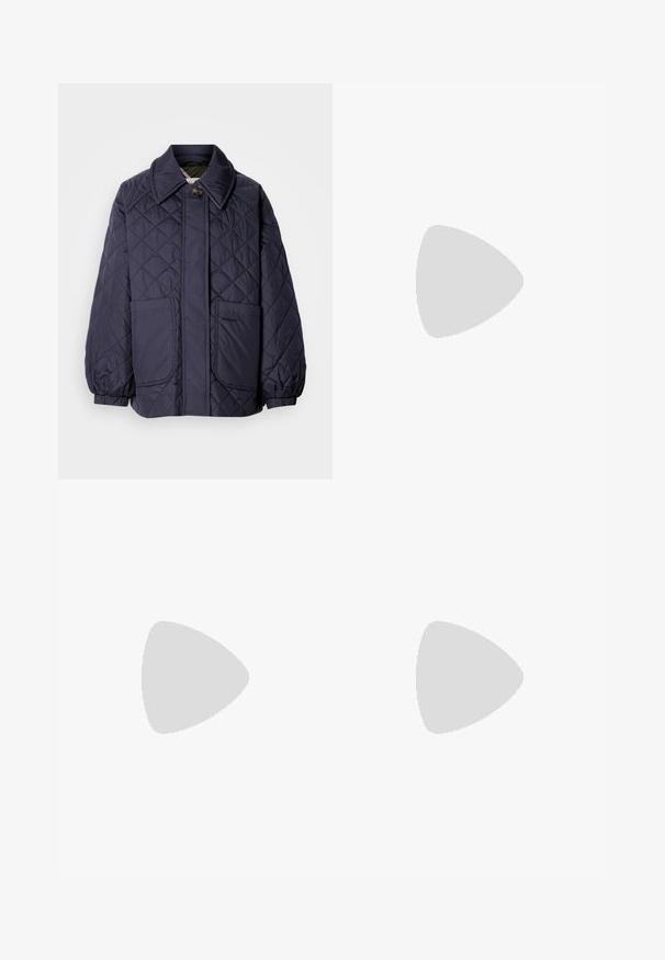 Μπλε σκούρο καπιτονέ μπουφάν με μεγάλο γιακά, δύο τσέπες μπροστά και κλείσιμο με κουμπιά. Κατασκευασμένο από ομαλό, ελαφρύ ύφασμα.; Ανοιχτόχρωμο τζουβάκι με ψηλό λαιμό, κατασκευασμένο από μαλακό ύφασμα, με μακριά μανίκια και εφαρμοστή σιλουέτα.; Παντελόνια με φαρδύ παντελόνι από σκούρο ύφασμα, με δύο πιέτες στο μπροστινό μέρος, ψηλή μέση και χρυσούς κουμπούς στη μπροστινή όψη.; Λευκά δερμάτινα sneakers με λεία επιφάνεια, μπεζ σουέτ λεπτομέρειες, στρογγυλή μύτη, επίπεδη σχέδια δέσιμο και υφασμένη καουτσούκ σόλα.