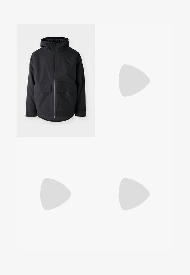 Jack Wolfskin TEMPELTOR - Talvemantel - black; Lühikeste varrukatega, ümar kaelus t-särk tumhallis värvuses, valmistatud pehmest puuvillast, millel on vasakul rinnal väike valge logo. Lihtne disain, ilma mustriteta.; Kergedatud hallid sportlikud püksid mustade aktsentidega. Elastne vöökoht, stringiga sulgemine, kitsenev jala disain ja küljetaskud.; Mustad matkajalanõud musta ülemise osaga, sileda pinnaga, perforatsiooni disainiga, hallal väljal ja tugevdatud kontsaga. Omab paelu ja tõmbetaba lihtsaks selga panemiseks.