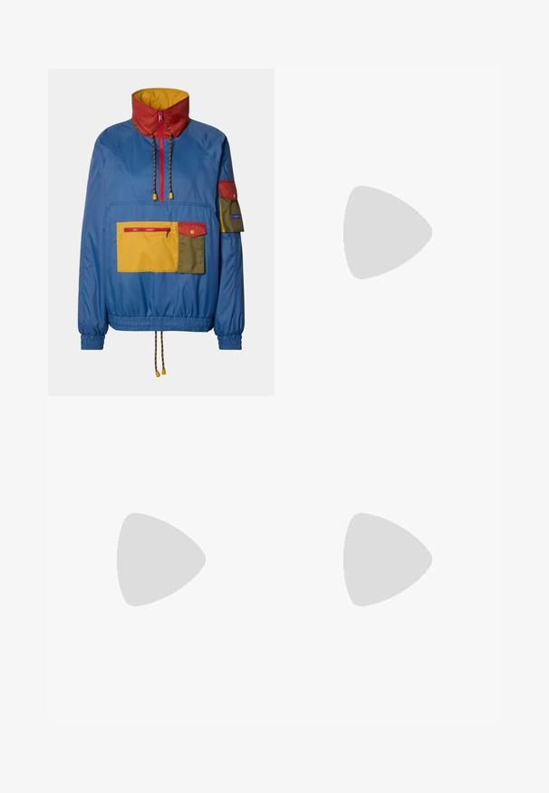Kolorowa, lekka kurtka z niebieskimi, czerwonymi, żółtymi i zielonymi sekcjami, z wysokim kołnierzem, zamykaną na zamek kieszenią i regulowanym ściągaczem u dołu.; Koszula z paskami na guziki o miękkiej tkaninie w odcieniach niebieskiego, żółtego i czerwonego. Posiada jedną kieszeń na piersi oraz klasyczny kołnierzyk.; Granatowe szorty o luźnym kroju, z elastycznym pasem i regulowanym sznurkiem. Lekki materiał o gładkiej fakturze.; Białe sneakersy z beżowymi zamszowymi akcentami i jasnymi gumowymi podeszwami; charakteryzują się niskim krojem i teksturowanymi detalami na cholewce.