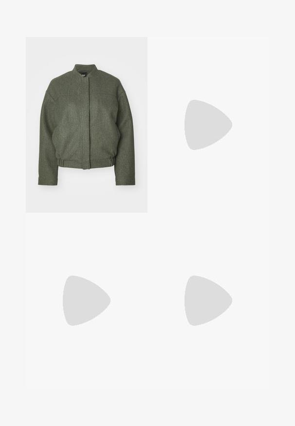 Chaqueta de mezcla de lana verde con cuello alzado, corte amplio, bajo cortado y dos bolsillos frontales. Tejido texturizado con detalles de costura mínimos.; Conjunto de tres camisetas de manga corta en negro, gris y blanco. Están hechas de algodón, cuentan con cuello redondo y un diseño simple de un solo color.; Pantalones cortos de mezclilla en azul claro, con un dobladillo deshilachado y tela de patrón colorido en los laterales con imágenes y texturas urbanas.; Botas negras hasta el tobillo con un upper de ante texturizado, suela de goma gruesa, ojales metálicos y cordones en contraste para un ajuste seguro. Forro de felpa visible.; Pendientes de aro de plata con diseño retorcido, que presentan un acabado pulido y cierre de presión. Miden aproximadamente 3 cm de diámetro.