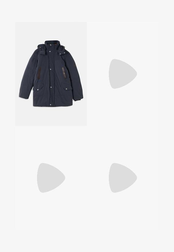 Námořnická zateplená parka s vysokým límcem, odnímatelnou kapucí, koženými detaily, dvěma předními kapsami a zacvakávacími knoflíky.; Tmavě modré tričko s krátkým rukávem a kulatým výstřihem, se světle modrými akcenty na límci a rukávech. Vyrobeno z měkké bavlněné tkaniny.; PS Paul Smith TROUSER - Chino kalhoty - dark blue; Paul Smith LAWSON - Polobotky - brown