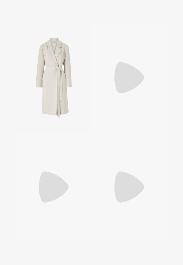 Lys grå lang frakke med skårekant, bælte, sidelommer og et struktureret stof. Designet til en afslappet pasform med lange ærmer.; Hvid, ribbet turtleneck sweater med lange ærmer og en tætsiddende silhuet. Blød tekstur og minimalistisk design, egnet til lag-på-lag styling.; Sort blazer og vide bukser lavet af glat stof. Bukserne har frontfold og sidelommer. Sorte spidse hæle fuldender outfittet.; Sort ankelstøvle lavet af glat læder. Har en firkantet tå, elastisk kant og en kraftig hæl for stabilitet. Minimalistisk design.; Store store; Sort tote taske lavet af tekstureret materiale, med to lange håndtag og et enkelt, minimalistisk design uden synligt hardware.