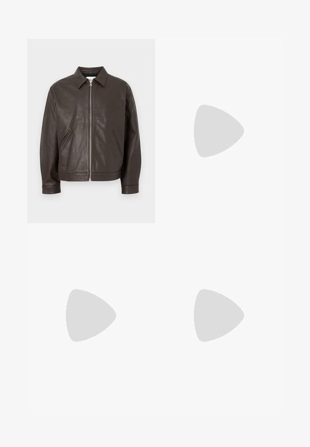 Bruine leren jas met een drukknopkraag, vooraan met ritssluiting en twee zijzakken. Glad textuur met een aangesloten silhouet.; Zwarte katoenen t-shirt met een ronde hals, korte mouwen en een ontspannen pasvorm. Eenvoudig ontwerp, gladde textuur en geen zichtbare patronen of logo's.; Beige broek van katoenmix, met een slim fit, recht model, voorzakken en een rits met knoopsluiting.; Donkerbruin gestructureerd leren sneaker met vetersluiting en een witte gegroefde rubberen zool tegen een effen lichte achtergrond.