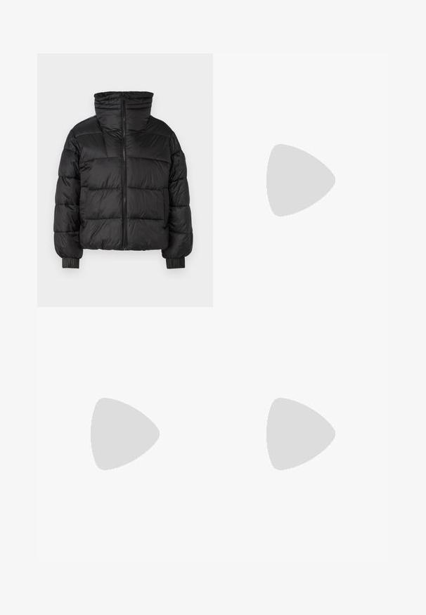 BOSS PADINA - Giacca invernale - black; T-shirt bianco in cotone con maniche corte, scollo rotondo e delicata ricamatura floreale di una tonalità leggermente più chiara sul davanti.; Pantaloni neri a gamba larga realizzati in cotone, con vita alta, ampie tasche laterali e vita con cintura arricchita da dettagli in metallo argentato.; Stivale alla caviglia in suede beige con punta affusolata e tacco sagomato, caratterizzato da dettagli di cuciture verticali sui lati.