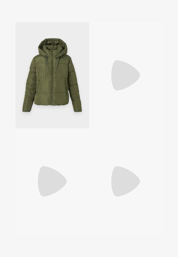 Casaco puffer verde-oliva com capuz integrado, fecho frontal, cordões ajustáveis e bolsos laterais com fecho, projetado para o tempo frio.; Top cropped de manga curta às riscas em castanho, azul e bege, com decote arredondado e a frase "SIM, POR FAVOR" em destaque no peito.; Jeans de cintura alta de corte reto em azul claro, com botão frontal, fecho de correr e design de cinco bolsos sobre um fundo branco.; Tênis de couro branco com detalhes cinzentos, fecho com atacadores e sola de borracha texturizada. Apresenta um logotipo destacado na lateral.