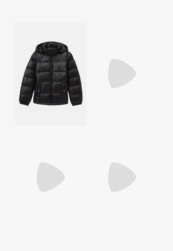 Czarna pikowana kurtka puchowa z kapturem, zamek błyskawiczny, kieszenie zapinane na napy, elastyczne mankiety oraz naszywka z logo na lewym rękawie.; Skrojona biała koszulka z miękkiego materiału, z krótkimi rękawami, okrągłym dekoltem i żebrowanymi detalami u dołu. Prosty i nieozdobiony design.; Spódnica sięgająca kolan, wykonana z elastycznego dzianinowego materiału, z czarno-białym wzorem w strzały oraz czarnym elastycznym pasem.; Czarne lakierowane szpilki typu slingback z szpiczastym noskiem, smukłym obcasem i subtelnym wycięciem. Posiadają złotą klamrę na pasku.