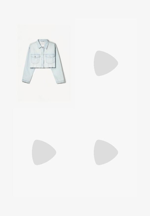 Hellblaues, kurzes Denim-Jackett mit spitzem Kragen, vorderen Taschen und Metallknöpfen. Der Saum ist ausgefranst und hat lange Ärmel.; Cremfarbene Bluse mit V-Ausschnitt, langen Ballonärmel und geschichteten Rüschen am Saum, mit einer Bindung im Rückenmittelpunkt.; Stradivarius Jeans Straight Leg - light blue denim; Transparente Sandalen mit Absatz, die zwei klare Riemen, eine beige Sohle und einen geometrischen klaren Blockabsatz aufweisen. Minimalistisches Design mit glatter Textur.
