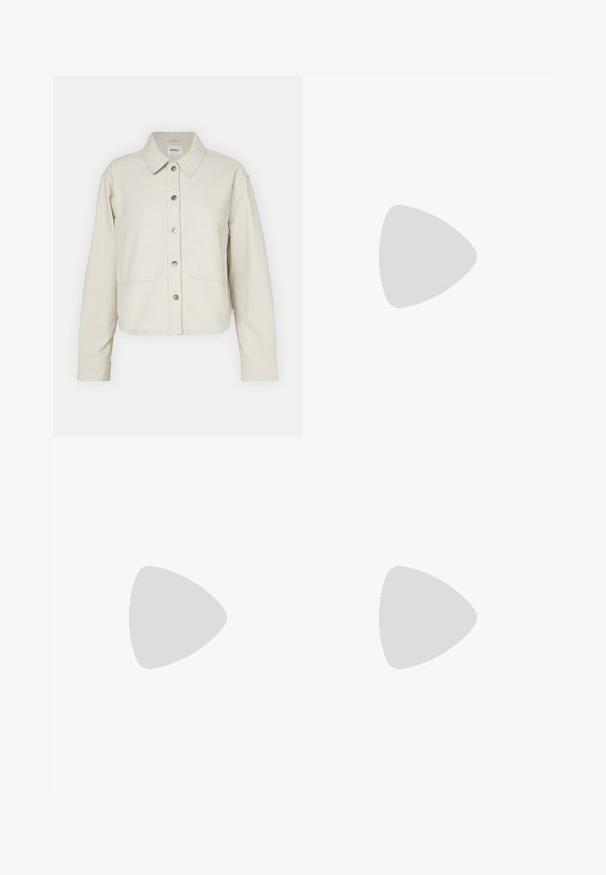 Lys beige cropped jakke lavet af bomuld, med en knaplukning foran, to brystlommer og en klassisk krave. Tekstureret stof med en afslappet pasform.; Hvid tanktop, lavet af blødt stof, har en dyb rund halsudskæring, slim fit og ingen synlige mønstre eller accenter.; Lysblå denimjeans med lige ben, høj talje, bæltestropper og klassisk fem-lommet design. Ensartet tekstur og minimal dekoration.; Hvide lædersneakers med rund tå, flad gummisål, seks øsken til snørebånd og perforeringsdetaljer på siden for ventilation.