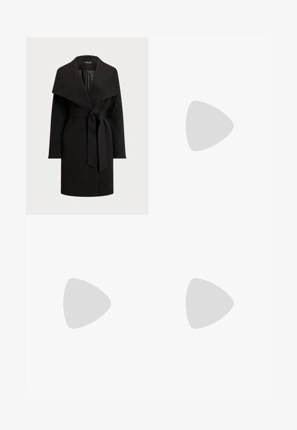 Musta takki, jossa on leveä, roikkukaulus, pitkät hihat ja vyötäröllä vyö. Valmistettu sileästä kankaasta, jossa on siisti ja minimalistinen muotoilu.; Musta ribbitoppi, jossa on pitsireunus kaula-aukossa ja käsivarsissa. Ominaisuuksiin kuuluu istuva muotoilu ja sahalaitareunat, jotka lisäävät tekstuuria.; Valkoiset leveälahkeiset housut, jotka on valmistettu puuvillasta ja joissa on sileä rakenne. Ominaisuuksiin kuuluvat etupainike, vetoketjuluukku ja neljän taskun muotoilu.; Lauren Ralph Lauren ALLIE MID HEEL SUEDE SANDAL - Sandaalit nilkkaremmillä - black