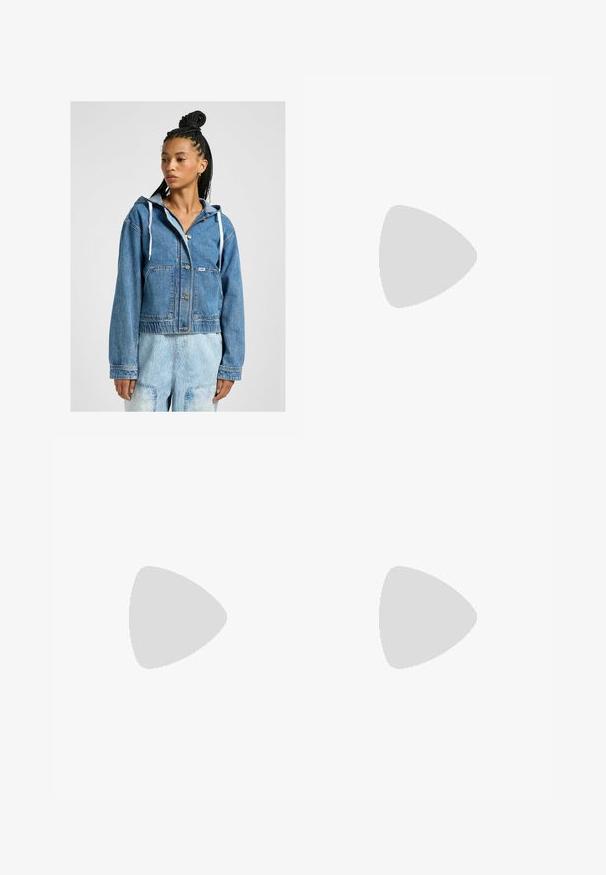 Chaqueta de mezclilla corta en azul medio con capucha ajustable, cierre delantero con botones y dos grandes bolsillos de parche. Textura suave, diseño informal.; Tejido de traje de baño negro con textura suave, tirantes curvados y costuras planas, diseñado para ofrecer comodidad y flexibilidad durante su uso.; Falda de satén en color navy con cintura elástica, plisados gathered y un diseño ligeramente acampanado. Textura suave con un acabado lustroso.; Zapato de tacón alto de charol negro con punta afilada y tacón de aguja delgada sobre fondo blanco liso.; Replay Bandolera - sahara sun