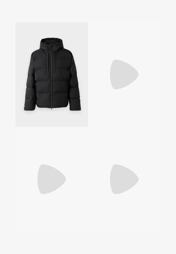 Mustmustu pusa-kurtka kapuutsiga, horisontaalse tikandiga disainiga, korraliku tõmbluku ja kahe küljetaskuga. Valmistatud siledast, veekindlast materjalist.; Tumed sinise värvi lühikeste varrukatega T-särk, mis on valmistatud puuvillast, ümarate kaelustega ja lõdva istuvusega, ilma nähtavate musterite või aktsendita.; Sinine denimist teksapüksid otse lõikega, keskmise kõrgusega vöökoht ja oranž õmblusdetail. Omab klassikalist viie tasku disaini ja nööbi sulgemist.; Pruunid nahast pahkluu saapad on varustatud ümmarguse ninaga, tekstuurse pealsega, kuldsete metallist silmadega ja paksu musta kummist tallaga, mis tagab hea haarde.