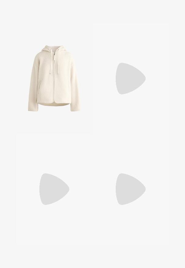Weiße Fleece-Zip-Hoodie mit verstellbarem Kapuzenzug, seitlichen Taschen und strukturiertem Stoff. Besitzt einen lockeren Schnitt und glatte Fütterung.; Helle Creme Rollkragenpullover, oversized Schnitt, gerippte Textur, überschnittene Schultern und weite Ärmel, aus einem weichen Strickstoff gefertigt.; Schwarze, weit geschnittene Hose aus weichem Stoff, mit hohem Taillenbund und Falten für zusätzlichen Volumen. Glatte, untexturierte Oberfläche.; Beige Wildlederstiefel bis zur Mitte der Wade mit einer dicken gelben Plateausohle, ausgestattet mit einem weichen, strukturierten Futter und einem runden Zehendesign. Schlichte äußere Oberfläche.