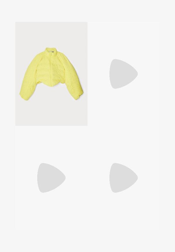 Geel cropped pufferjack met een hoge kraag, voorzien van een ritssluiting en een textuur met kleine zilveren stippen over de stof.; Zwarte gaas bodysuit met lange mouwen, voorzien van gele accenten, een diepe V-hals en veterdetails met lange strikjes aan de zijkanten.; Zwarte wijde broek met een tailored design, met plooien en een gladde stoftextuur. Strakke lijnen en geen zichtbare hardware of accenten.; Zwarte leren enkellaars met een puntige neuzen en een stilettohak. Bevat een gouden afgebiesde neuskap en een detail met een zijgesp.