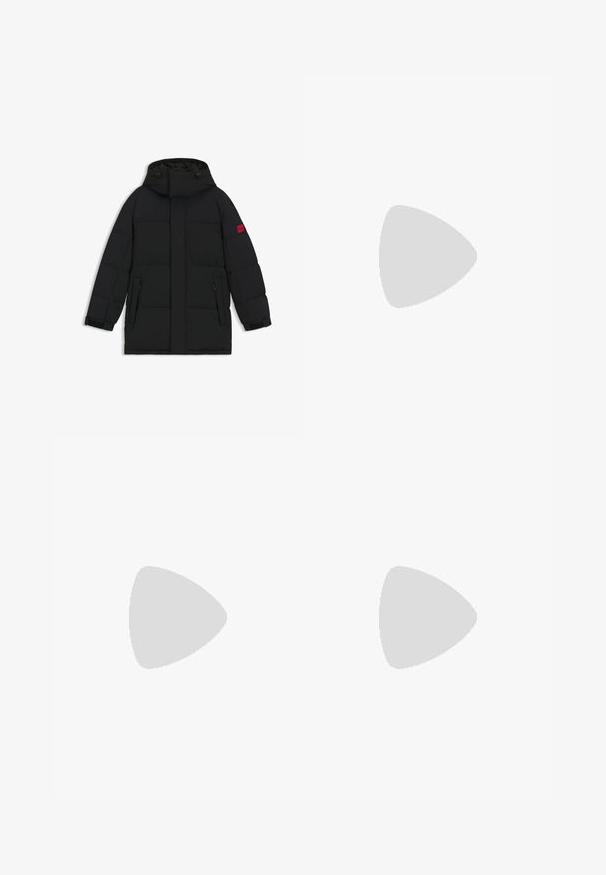 Giacca nera imbottita con cappuccio, dotata di tasche con zip e un accento di logo rosso sulla manica, realizzata in un tessuto liscio e resistente all'acqua.; JOOP! STEVE - Felpa - black; Pantaloni neri con un design plissè, forma a gamba larga e texture liscia. Presentano un'etichetta rossa in vita.; Sneaker in pelle nera a basso profilo con lacci neri e suola avorio, mostrato di profilo su sfondo bianco.