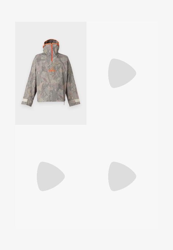 Leichte, kapuzenjacke im gedämpften Tarnmuster aus Grüntönen und Grautönen, mit einem orangefarbenen Reißverschluss und Logo, sowie einer Fronttasche und verstellbaren Manschetten.; Schwarzes T-Shirt mit kurzen Ärmeln in lockerer Passform, aus glattem Baumwollmaterial, mit rundem Ausschnitt und minimalistischem Design.; Jeansshorts in hellblau. Durchgehender Stoff mit fünf Taschen, einem Knopfverschluss und dezenten Nähten entlang der Nähte und Taschen.; Weiße Leder Sneaker mit grauem Wildlederkapp-, drei horizontalen weißen Streifen, blauen Akzenten und brauner Gummi-Sohle. Strukturiertes Detail auf der Sohle.