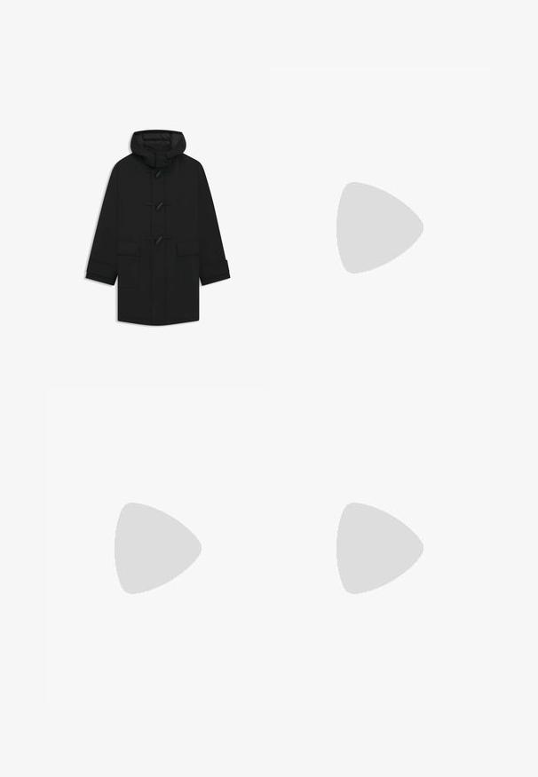 Schwarzer Kapuzenmantel mit Toggle-Verschlüssen, zwei vorderen Klappentaschen und langen Ärmeln, auf einem weißen Hintergrund präsentiert.; Hellgrauer Langarmrollkragenpullover mit feiner Strickstruktur, präsentiert vor einem schlichten weißen Hintergrund.; Schwarze gerade geschnittene Hosen mit einem Knopfverschluss, Gürtelschlaufen und Vorderfalten, vor einem schlichten weißen Hintergrund präsentiert.; Schwarze Lederloafers mit einem strukturierten Vorderteil und glatten Seiten. Sie verfügen über einen schmalen Absatz und eine Schlaufe an der Rückseite für einfaches Anziehen. Klassisches Design.