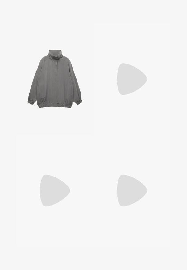 Veste grise surdimensionnée dotée d'un col haut, de poignets côtelés et d'un ourlet élastique, avec deux poches latérales et une finition en tissu texturé.; Haut gris à manches longues en tissu doux et texturé, avec un col rond et une silhouette ajustée. Design simple sans motifs ni embellissements.; Leggings noirs en tissu élastique, dotés d'une taille haute, d'un design ajusté et d'une construction sans coutures, adaptés à la tenue de sport.; Baskets avec une tige en cuir blanc, un bout en daim gris et trois bandes noires. Présente un logo bleu sur la languette et une semelle en caoutchouc texturée.