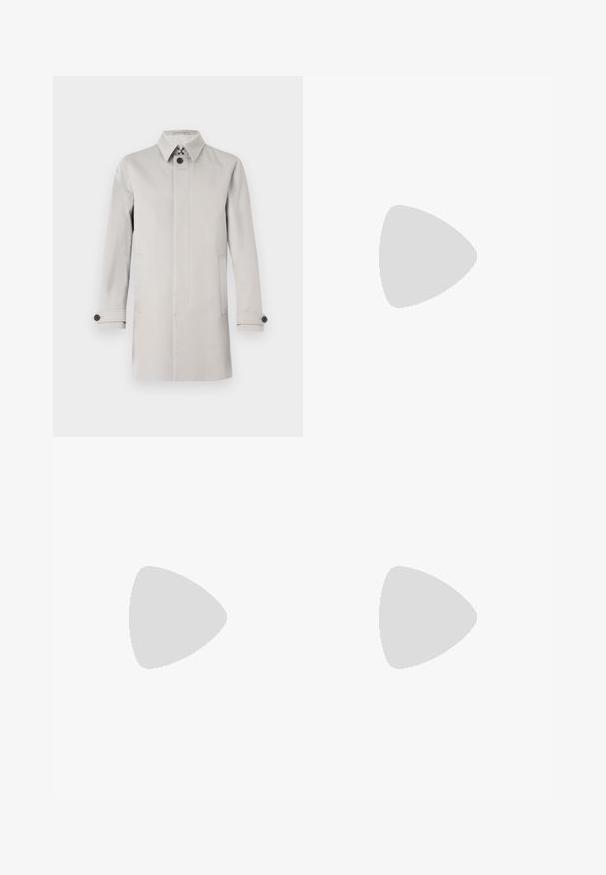 Cappotto lungo grigio chiaro realizzato in tessuto liscio. Presenta un colletto a punta, dettagli con bottoni e tasche laterali. Design minimalista con una silhouette pulita.; T-shirt bianco con maniche lunghe a righe blu chiaro. Design con collo rotondo, texture liscia e una vestibilità comoda.; Pantaloni neri plissettati con tessuto testurizzato, caratterizzati da un design a gamba dritta e una vita standard. Senza tasche visibili o componenti metallici.; Mocassino da uomo in pelle nera con tacco basso e design classico a striscia, mostrato in profilo laterale su sfondo bianco.