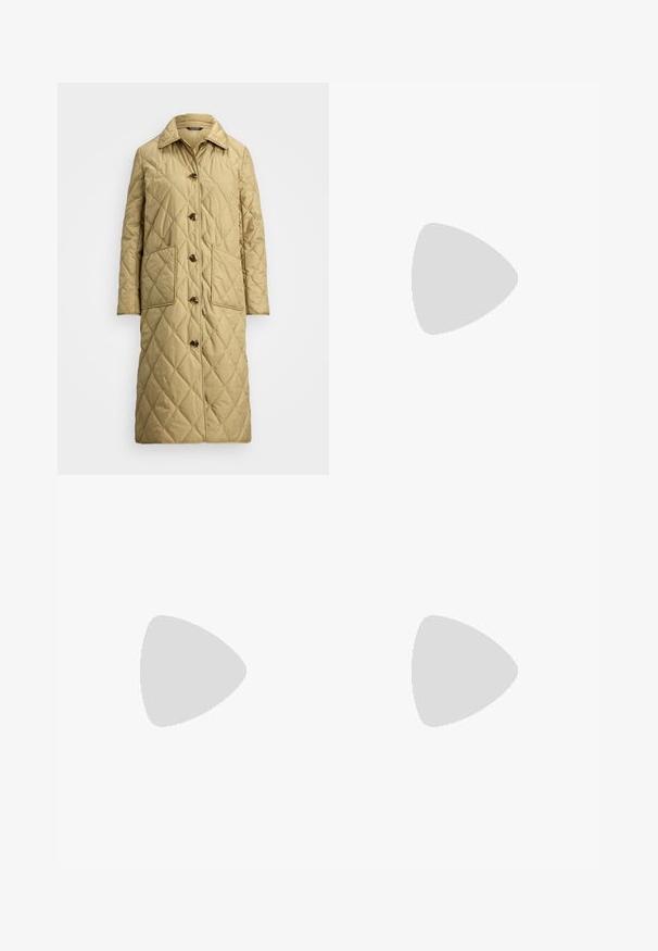 Beige quiltet jakke med høj krave, seks knapper foran og to store sidelommer. Teksturen er glat med diamantformede mønstre.; Uldtrøje i off-white med rund halsudskæring, sænkede skuldre og cropped kant. Blød tekstur med en løs pasform.; Mørkebrune brede bukser med høj talje, der har pænt pressede folder, glat overflade og en skræddersyet pasform.; Sorte læder loafers med en kraftig sål, prydet med en guldfarvet detalje på fronten og en glat finish. Kraftigt mønster designet på sålen.