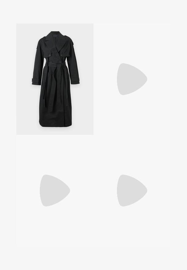 Čierny dvojradový trenčkot so širokými klopami, opaskom v páse, gombíkmi na manžetách a ramennými epauletami.; Samsøe Samsøe ATRANI SHIRT - Blúzka so zapínaním na gombíky - multi coloured; Samsøe Samsøe ALEXO TANK - Top - violet ice; Tmavomodré zvonové džínsy vyrobené z denimu, s vysokým pásom, zlatými stehmi a dvoma bočnými vreckami so zapínaním na gombík.; Čierne kožené sandále na podpätku so štvorcovou špičkou, remienkom okolo členka s zlatou sponou a štíhlym kovovým podpätkom. Hladká textúra, minimalistický dizajn.
